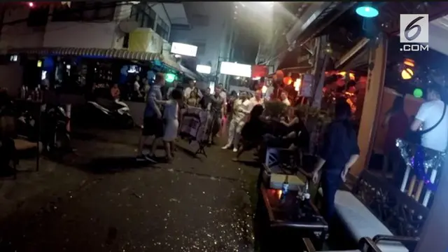 Dua orang pria berkelahi di sebuah resort di Hua Hin, Thailand saat malam tahun baru.