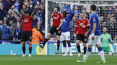 Pemain Manchester United, Marcos Rojo, Daley Blind, Wayne Rooney dan David De Gea merayakan kemenangan usai mengalahkan Everton pada semifinal Piala FA di Stadion Wembley, London, Sabtu (23/4/2016). (Reuters/Eddie Keogh)
