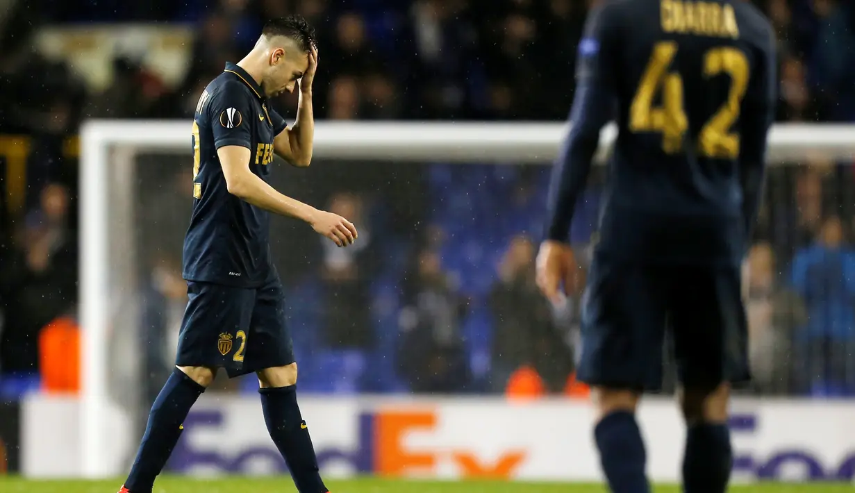 Ekspresi kekecewaan pemain Monaco, Stephan El Shaarawy, setelah timnya kalah melawan Tottenham Hotspur dalam laga Grup J Liga Europa yang berlangsung di Stadion White Hart Lane, London, Inggris, Kamis (10/12/2015). (AFP/Ian Kington)