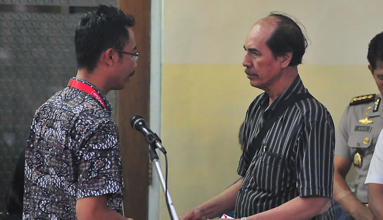 Salah satu jenazah korban pesawat AirAsia QZ-8501 diserah terimakan di RS Bhayangkara, Surabaya, Kamis (1/1/2015). Tampak suasana serah terima jenazah dari pihak AirAsia kepada keluarga korban. (Liputan6.com/Johan Tallo)