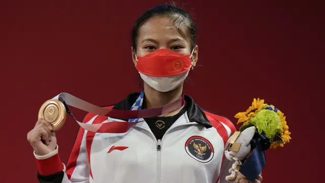 Foto: Windy Cantika Raih Perunggu di Cabor Angkat Besi, Indonesia Dapat Medali Pertama