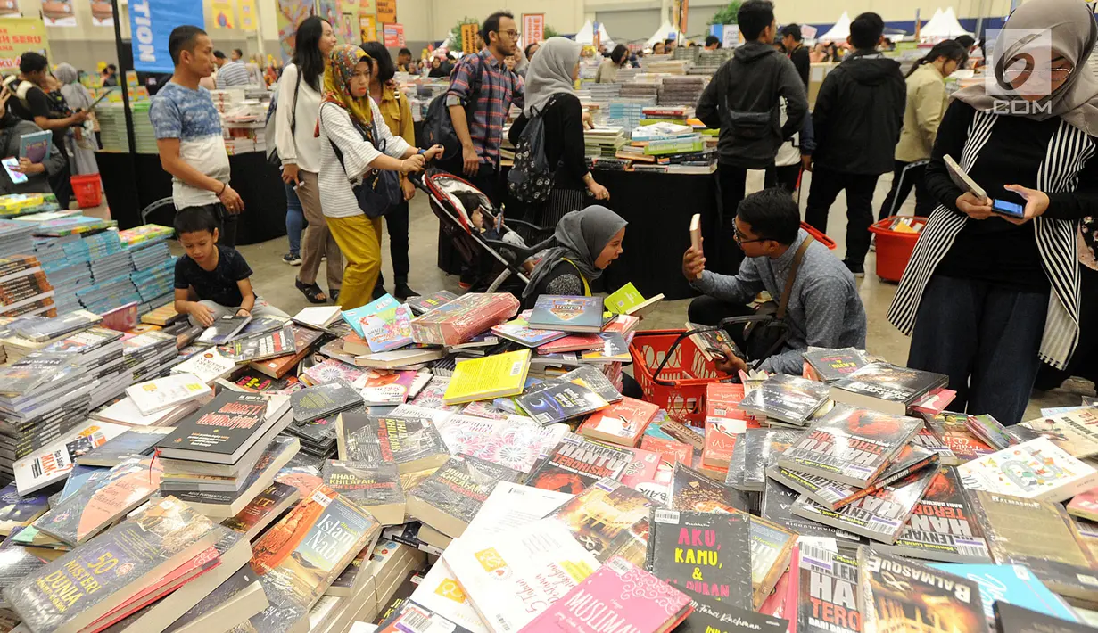 Pegunjung memadati bazar buku Big Bad Wolf 2019 di ICE BSD City, Tangerang, Minggu (3/3). Bazar buku terbesar yang dibuka mulai 1 - 11 Maret dibuka 24 jam nonstop. (merdeka.com/Arie Basuki)