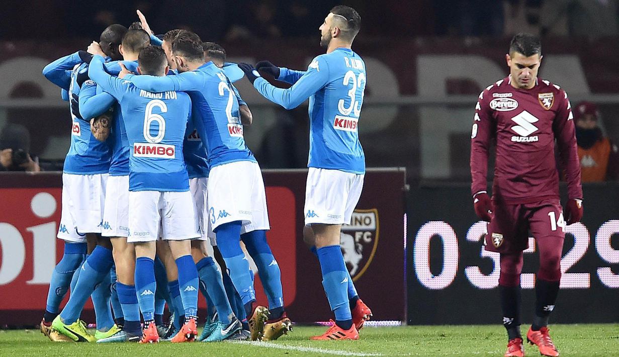 Para pemain Napoli merayakan gol yang dicetak oleh Kalidou Koulibaly ke gawang Torino pada laga Serie A di Stadion Olimpico Grande Torino, Sabtu (16/12/2017). Napoli menang 3-1 atas Torino. (AP/Alessandro Di Marco)