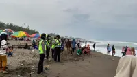 Polisi memperketat pengawasan di pantai wisata Kebumen agar gelombang pasang tak sampai menimbulkan korban jiwa. (Foto: Liputan6.com/Polres Kebumen/Muhamad Ridlo)