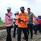 Menteri Perhubungan Budi Karya Sumadi saat meninjau lokasi jalur rel kereta api yang longsor di Kampung Sirnasari, Kelurahan Empang, Kecamatan Bogor Selatan, Kota Bogor, Jumat (17/3/2023). (Liputan6.com/ Achmad Sudarno)