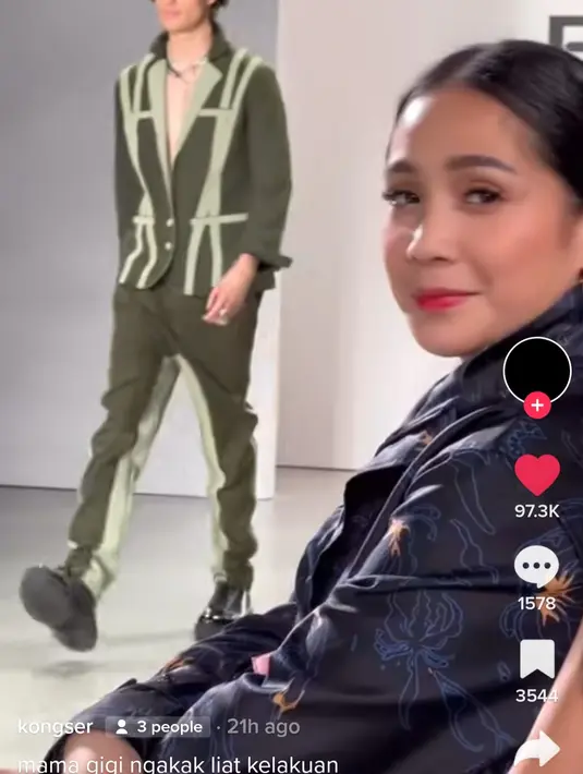 <p>Nagita Slavina terlihat menahan tawa setelah Raffi Ahmad berjalan melewatinya.</p>