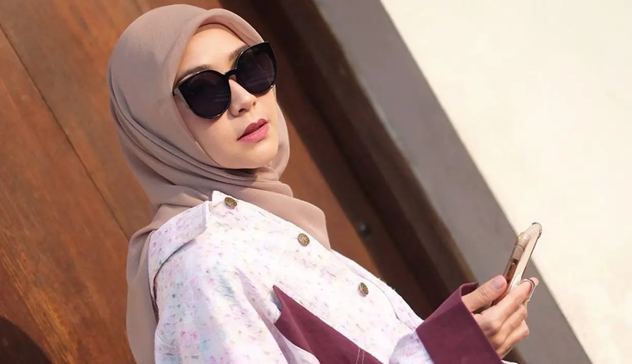 Untuk menambah gaya busananya, Zaskia kerap menambahkan aksesoris kacamata hitam dibeberapa kesempatan. (Liputan6.com/IG/@zaskiadyamecca)