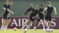 Aksi Jamie Vardy saat berlatih bersama rekan-rekannya di Zelenogorsk dekat St. Petersburg, Rusia, (13/7/2018). Inggris akan melawan Belgia untuk memperebutkan tempat ketiga Piala Dunia 2018. (AP/Dmitri Lovetsky)