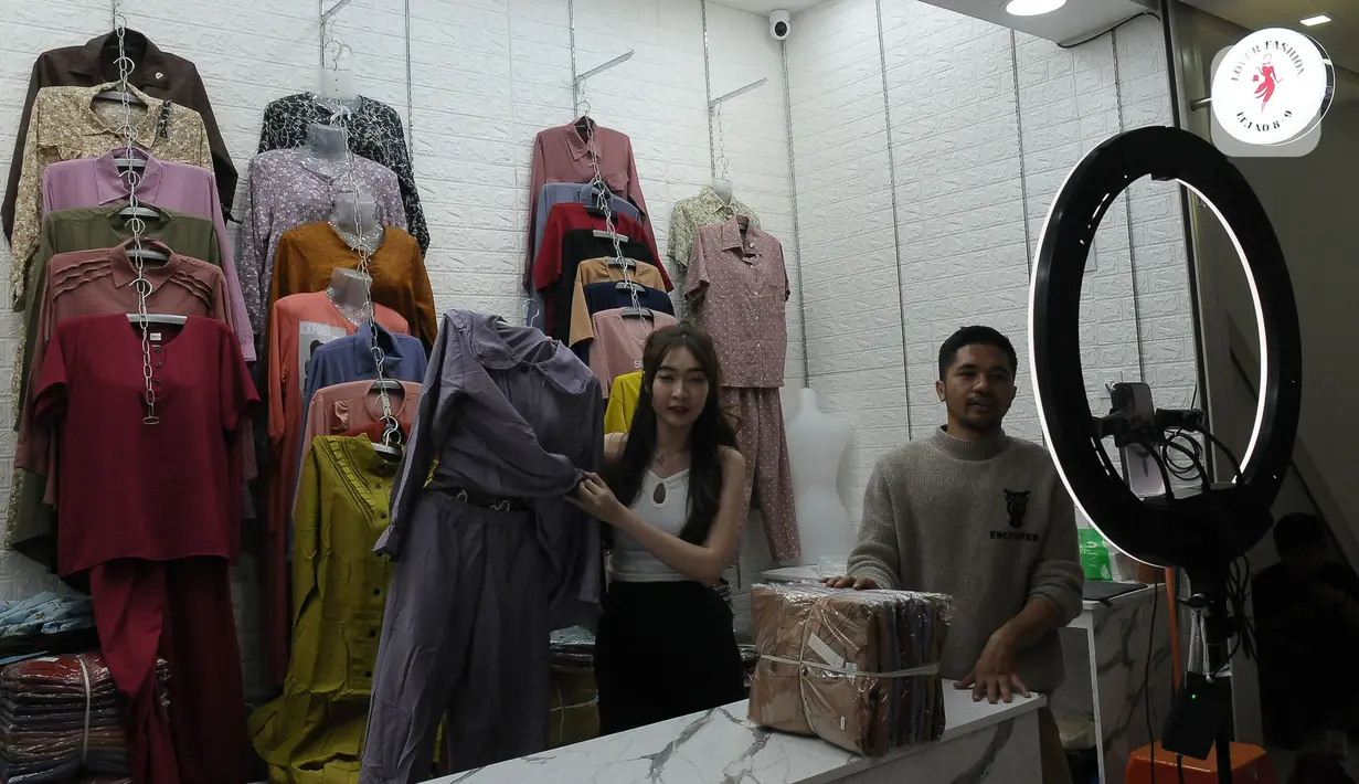 Persaingan bisnis antar online shop juga semakin tinggi dibanding penjualan daring pada umumnya yang hanya melampirkan foto dan deskripsi produk.Tidak semua penjual online shop mendapat kesempatan meraih jumlah penonton yang tinggi. (merdeka.com/Imam Buhori)