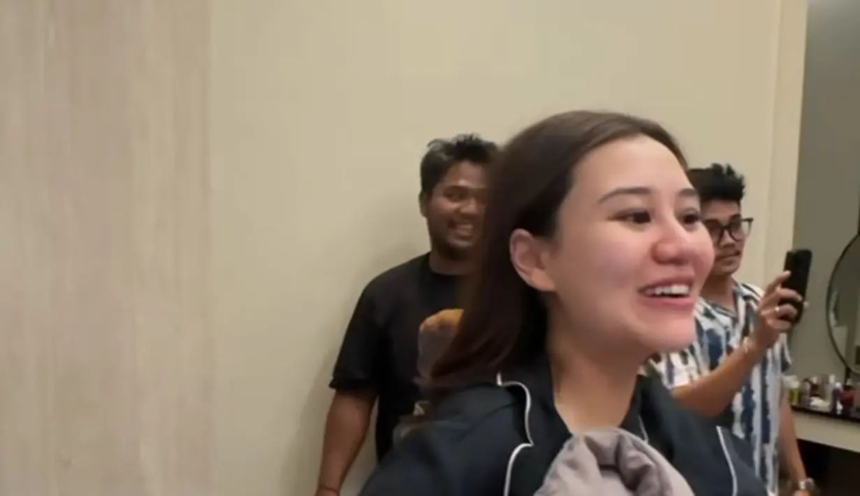 Wajah bumil ini pun tampil natural tanpa makeup. Meski begitu, wajah terlihat glowing tanpa noda di wajahnya. Rambut coklatnya terurai tanpa poni. [@thariqhalilintar]