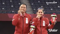 Ganda campuran Indonesia, Hary Susanto/Leani Ratri Oktila berhasil merebut emas kedua di Badminton SL3-SU5 Paralimpiade Tokyo 2020. Hary/Leani berhasil kalahkan ganda campuran Prancis Lucas Mazur/Faustine Noel dengan skor 2-0 23-21, 21-17 di Yoyogi N...