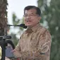 Wapres Jusuf Kalla memberikan pidato saat acara syukuran HUT ke-63 Kopassus di Cijantung, Jakarta, Rabu (29/4/2015). Kopassus mengundang pihak-pihak yang pernah berseteru. (Liputan6.com/Herman Zakharia)