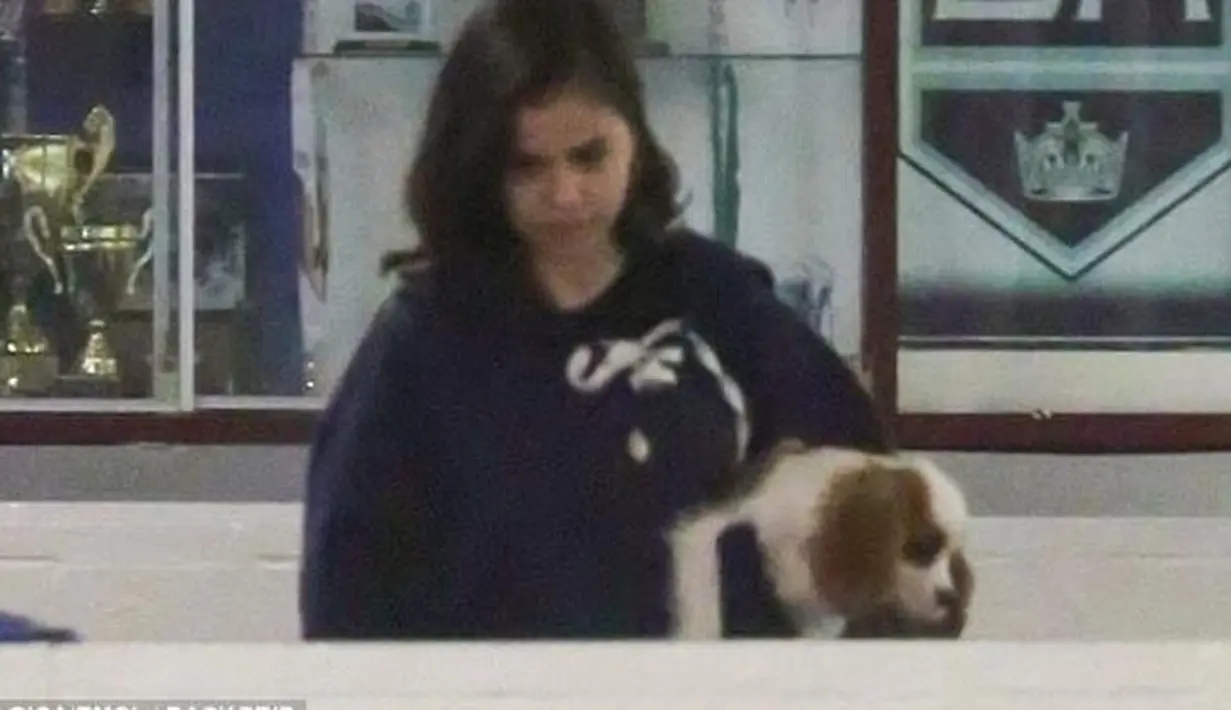 Meski sudah beberapa kali pamer kemesraan, namun baik Selena dan Justin belum juga buka suara soal hubungan mereka yang sebenarnya saat ini. Seperti yang dikatakan sumber, mereka memang sangat tertutup dengan hubungannya kali ini. (Daily Mail)