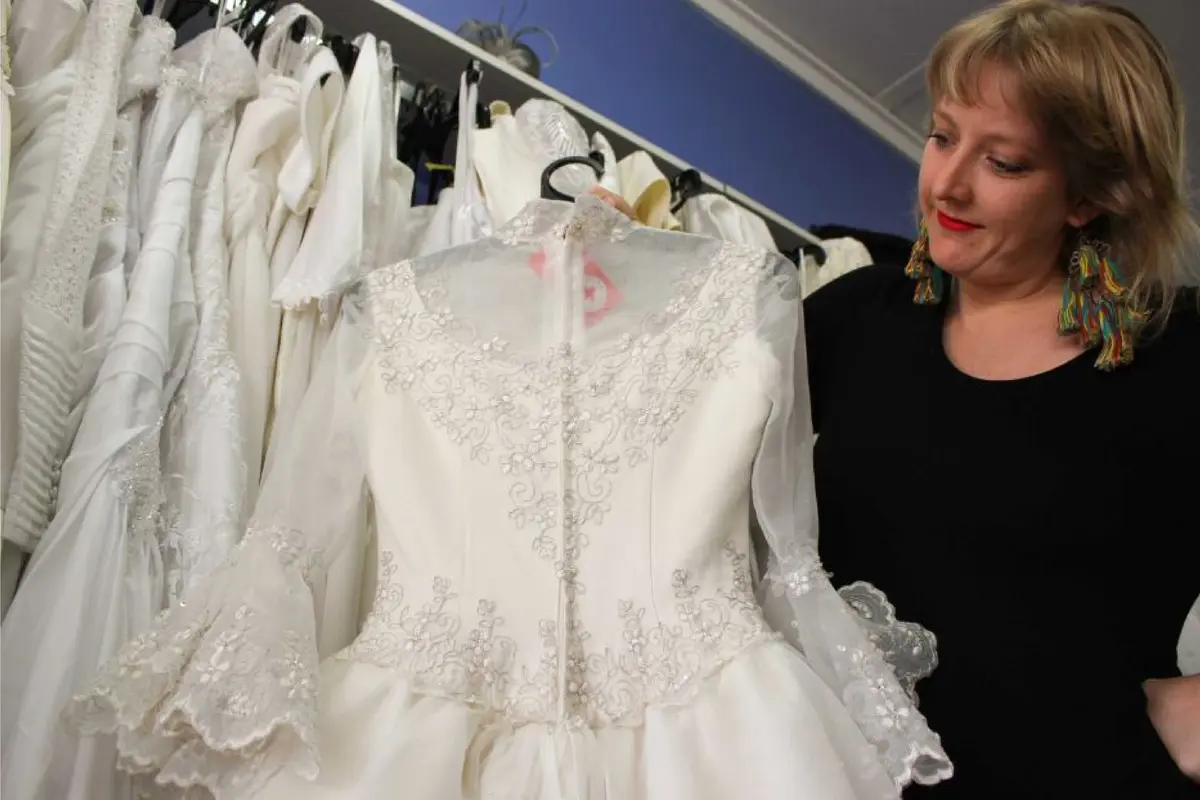 Cerita Penjual Baju Pengantin Bekas Demi Amal
