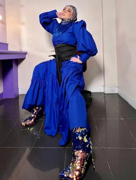 Agar tubuh terlihat lebih proporsional, kamu bisa pilih flare dress dengan blazer sebagai outer. Seperti look Irish Bella satu ini. (Instagram/_irishbella_).