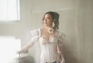 Lihat di sini tampilan Eva Celia padukan kebaya dengan celana jeans. [@evacelia].