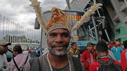 Fans Persipura mengenakan topi unik saat mendukung Mutiara Hitam melawan Persib Bandung pada lanjutan Liga 1 2017 di Stadion GBLA, Minggu (7/5/2017). Persib menang 1-0. (Bola.com/Nicklas Hanoatubun) 