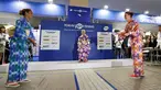 Petenis Monica Puig dan Agnieszka Radwanska bermain permainan tradisional Jepang yang disebut 'hagoita' disela turnamen tenis Pan Pacific Terbuka di Ariake Coliseum, Tokyo, Jepang, (20/9). (REUTERS/Issei Kato)