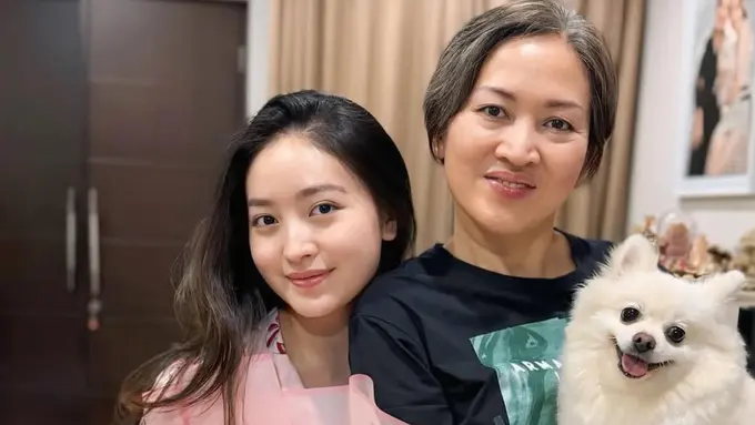 Natasha Wilona saat Mendapatkan Kejutan Ulang Tahun ke-27 dari ibu dan temannya. [@natashawilona12]