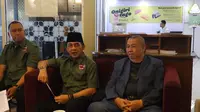 Pengagas kompetisi basket Liga Bocah Indonesia, Ary Sudarsono (tengah), memberikan konferensi pers di FX Mall, Jakarta, Rabu (18/1/2017). (Bola.com/Andhika Putra)