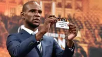 Mantan pesepak bola Prancis, Eric Abidal, menunjukan nama Atletico Madrid saat undian semifinal Liga Europa di Nyon, Swiss, Jumat (13/4/2018). Arsenal akan melawan Atletico Madrid, Marseille melawan Salzburg. (AFP/Fabrice Coffrini)