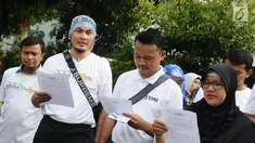 Anggota komunitas Sahabat Thamrin, Agus Kurnia membacakan pernyataan sikap di kawasan Thamrin, Jakarta, Minggu (13/1). Sahabat Thamrin mengenang tragedi 3 tahun bom Thamrin 14 Januari 2016. (Liputan6.com/Herman Zakharia)