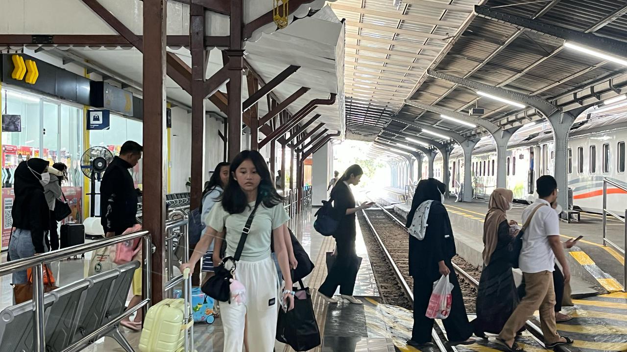 Para penumpang bersiap naik ke dalam kereta api di Staisun Jember (Istimewa)
