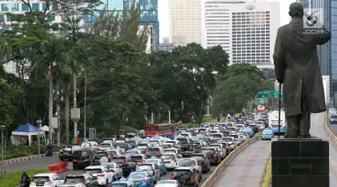 Kendaraan terjebak macet di Jalan Sudirman-Thamrin, Jakarta, Kamis (20/12). Pemerintah terus memperbaiki sistem transportasi dengan mengandalkan strategi "push dan pull" dengan mendorong masyarakat meninggalkan kendaraan pribadi. (Liputan6.com/JohanTallo)