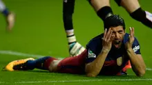 Striker Barcelona, Luis Suarez, gagal mengeksekusi penalti saat melawan Sporting Gijon, Kamis (18/2/2016) dini hari WIB. (AFP/Miguel Riopa)