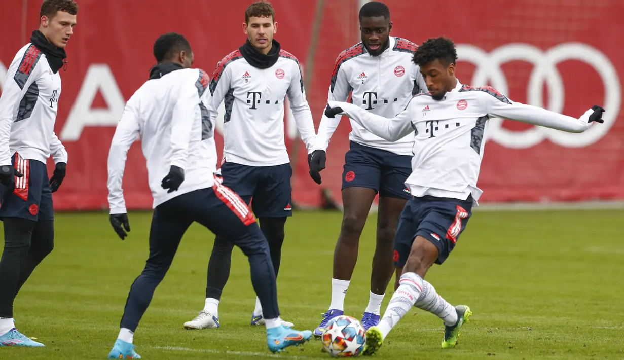 Para pemain Bayern Munchen termasuk Kingsley Coman (kanan) ambil bagian dalam sesi latihan di Munich, 15 Februari 2022. Bayern Munchen akan melakoni laga tandang melawan RB Salzburg dalam leg pertama 16 besar Liga Champions, Kamis (17/2) dini hari WIB. (MICHAELA REHLE / AFP)