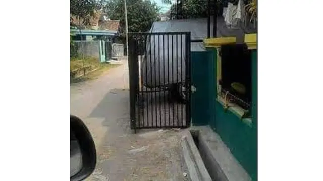 7 Penampakan Garasi Mobil Darurat ala Netizen Ini Bikin Geleng Kepala