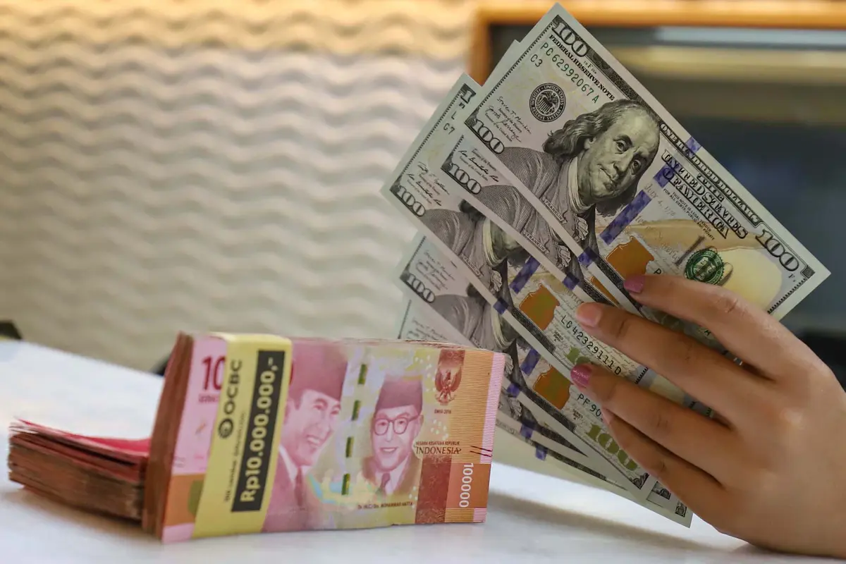 Hari Ini Rupiah Kembali Melemah Tembus Rp16.413 per Dolar AS