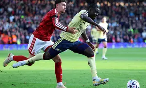Winger Arsenal Bukayo Saka (kanan) beraksi pada laga Liga Inggris 2026/2027 melawan Nottingham Forest di City Ground. (AFP/Darren Staples)