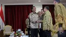 Presiden Joko Widodo menyalami para Pimpinan DPR di Kantor Presiden, Jakarta, Senin (18/5/2015). Kedatangan DPR untuk mengajukan usulan revisi UU No. 1 Tahun 2015 tentang Pemilihan Gubernur, Bupati, dan Wali Kota. (Liputan6.com/Faizal Fanani)