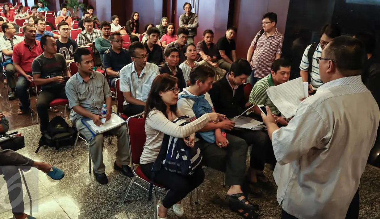 Calon peserta tax amnesty mendengarkan pengarahan petugas di kantor pusat Ditjen Pajak, Jakarta, Minggu (25/9). Pendaftaran akhir pekan dibuka guna mengakomodir ‎wajib pajak yang tak sempat mendaftar di hari kerja. (Liputan6.com/Fery Pradolo)