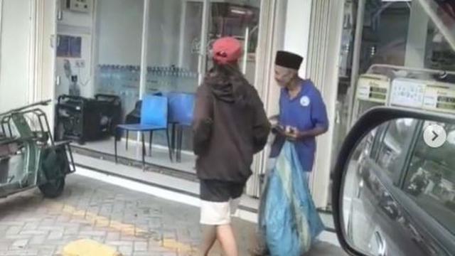 Bantu Kakek Pemulung, Anak Motor Panen Pujian