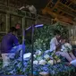 Seorang pria membeli membeli kembang kol di pasar grosir buah dan sayuran di New Delhi, India (27/3). Pasar jalanan Delhi dilaporkan memberikan omset lebih besar dibandingkan dengan mal. (AFP Photo/Noemi Cassanelli)