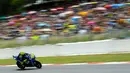 Pembalap Italia dari Movistar Yamaha, Valentino Rossi melaju kencang saat balapan MotoGP Catalunya di Sirkuit Catalunya di Montmelo, (17/6). Pembalap Jorge Lorenzo finis diurutan pertama dengan catatan waktu 40 menit 13,566 detik. (AFP PHOTO / Josep Lago)