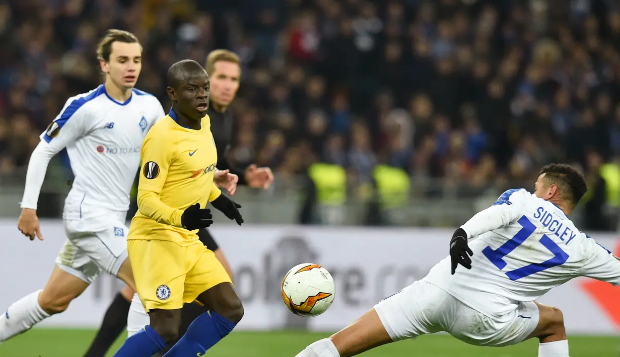 Aksi Ngolo Kante pada leg kedua, babak 16 besar Liga Europa yang berlangsung di Stadion Stamford Bridge, London, Jumat (15/3). Chelsea menang 5-0 atas Dynamo Kiev. (AFP/ Sergei Supinski)