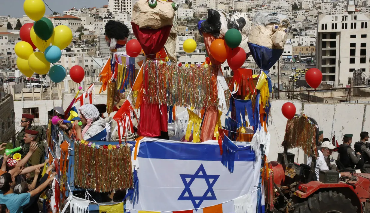 Suasana saat warga Yahudi merayakan Hari Purim di Jalan al-Shuhada, Kota Hebron, Tepi Barat, Kamis (1/3). (AFP PHOTO/HAZEM BADER)