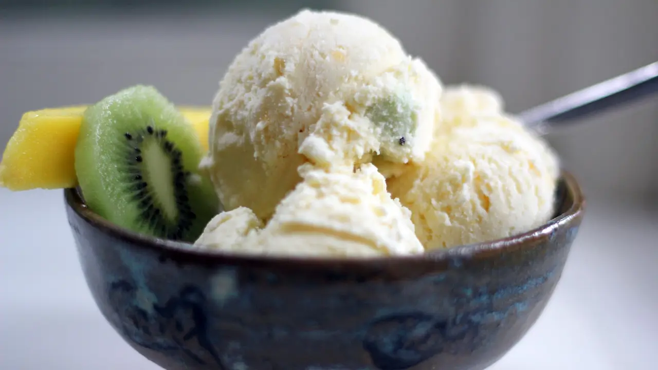 Makan Buah Kiwi dengan Eskrim atau Yogurt Sehat Nggak?