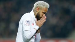 Striker Paris Saint-Germain, Neymar, melakukan selebrasi usai membobol gawang Lille pada laga Liga 1 Prancis di Stadion Metropole, Minggu (26/1/2020). Neymar persembahkan dua gol nya untuk legenda NBA Kobe Bryant. (AP/Michel Spingler)