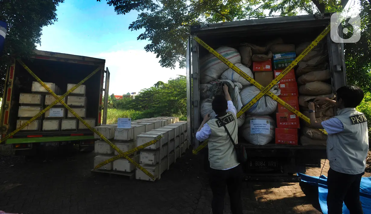 Kegiatan pemusnahan itu dilakukan Zulkifli Hasan dengan didampingi oleh Pelaksana Tugas (Plt) Direktur Jenderal Perlindungan Konsumen dan Tertib Niaga (PKTN) Moga Simatupang. (merdeka.com/Arie Basuki)
