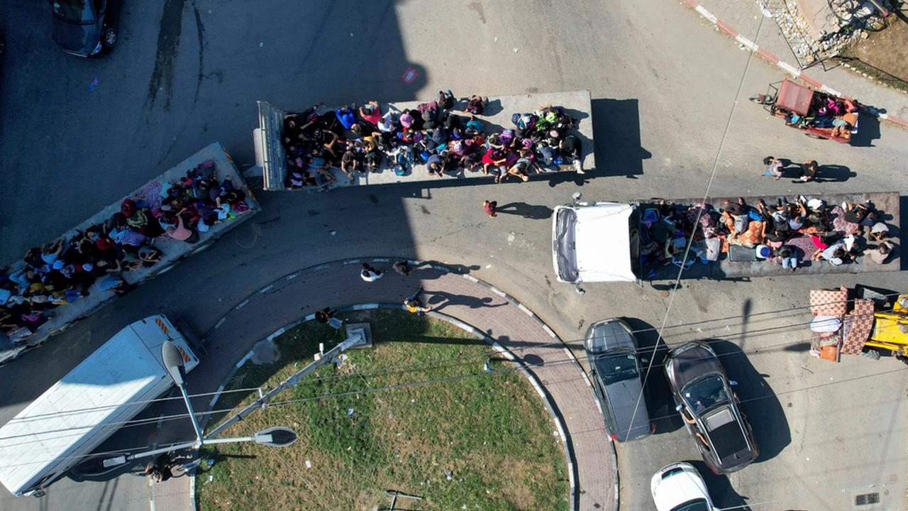 Warga Palestina Tinggalkan Gaza