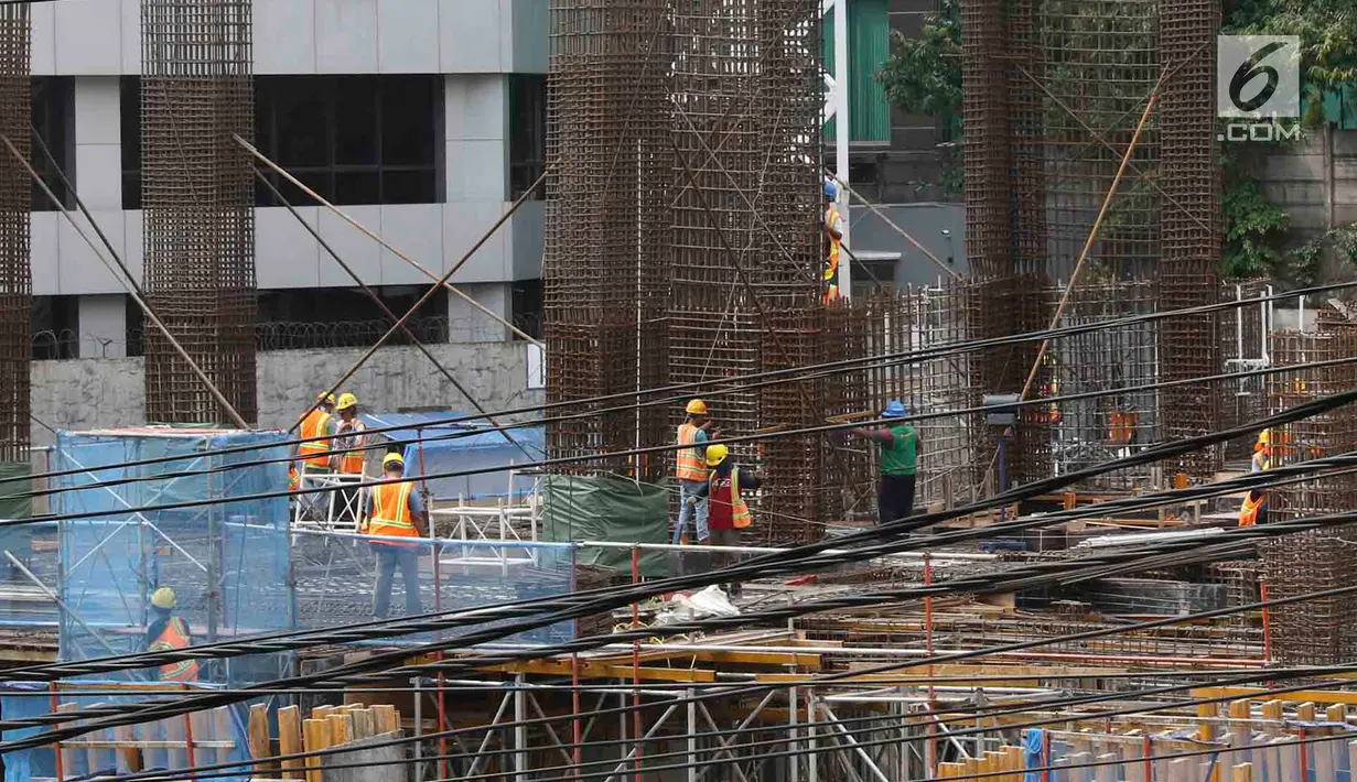 Pekerja membangun konstruksi bangunan bertingkat di Jakarta, Jumat (18/1). Pemerintah akan membatasi baja impor yang masuk ke Indonesia mulai 20 Januari 2019. (Liputan6.com/Immanuel Antonius)