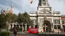 Warga mengambil gambar balon berbentuk babi yang melayang di atas Victoria and Albert Museum di London, Rabu (31/8). Balon babi milik Pink Floyd itu untuk mempromosikan acara "The Pink Floyd Exhibition: Their Mortal Remains". (REUTERS/Peter Nicholls)