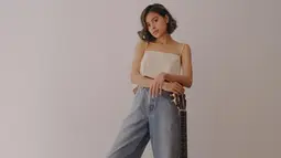 Punya paras cantik, tak heran jika putri sulung Sophia Latjuba ini diidolakan banyak orang. Selain itu, ia juga pandai memadukan busana di kesehariannya. Seperti kali ini, Eva Celia memilih mengenakan tanktop yang dipadukan dengan high waist jeans. (Liputan6.com/IG/@evacelia)