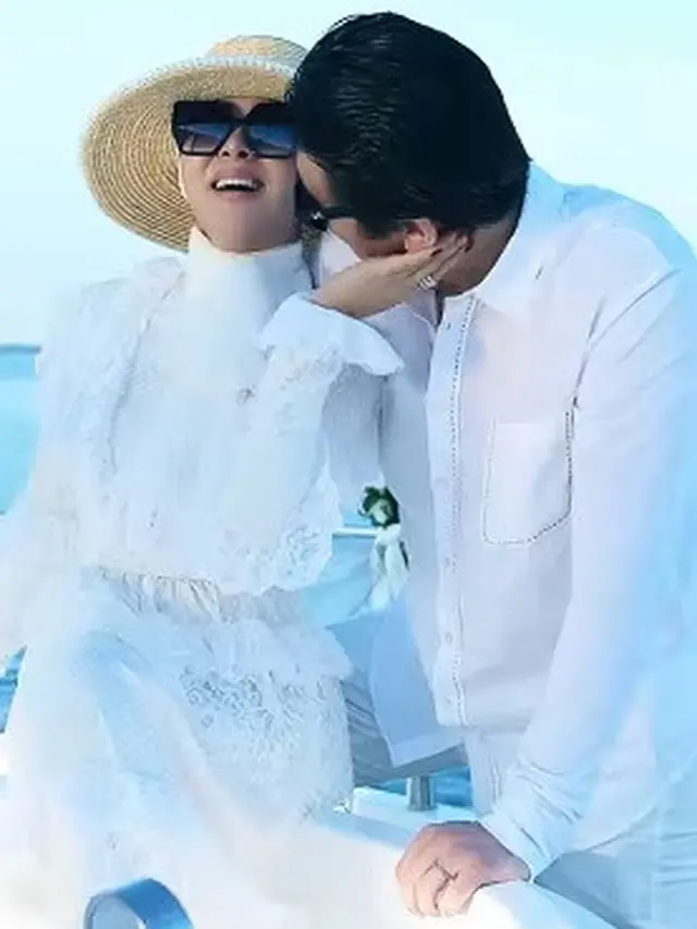 Syahrini dan Reino Barack menikmati pemandangan Tokyo dari atas kapal (Foto: Instagram @princessyahrini)