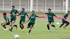 Pemain Timnas Indonesia U-22 saat latihan di Stadion Madya, Senayan, Jakarta, Senin (21/1). Latihan kali ini tidak dipimpin Indra Sjafri karena sedang mengikuti lisensi kepelatihan Pro AFC di Spanyol. (Bola.com/M Iqbal Ichsan)
