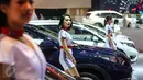 Model berdiri di samping mobil Honda saat pameran otomotif Gaikindo Indonesia International Auto Show (GIIAS) di ICE BSD, Tangerang Selatan, (11/08). (Liputan6.com/Fery Pradolo)